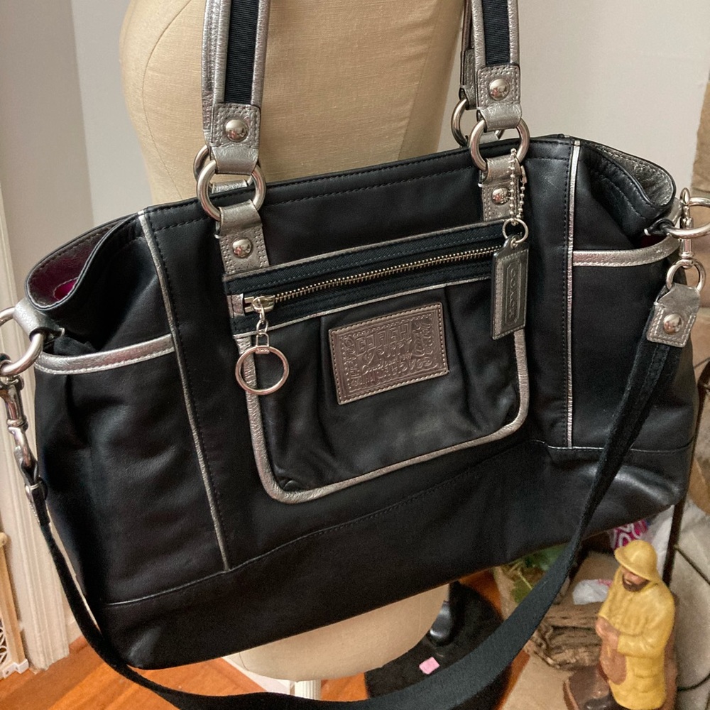 RARE COACH POPPY BAG - GREAT CONDITION / BAG IS RETIRED/ BLACK W/SILVER ACCENTS